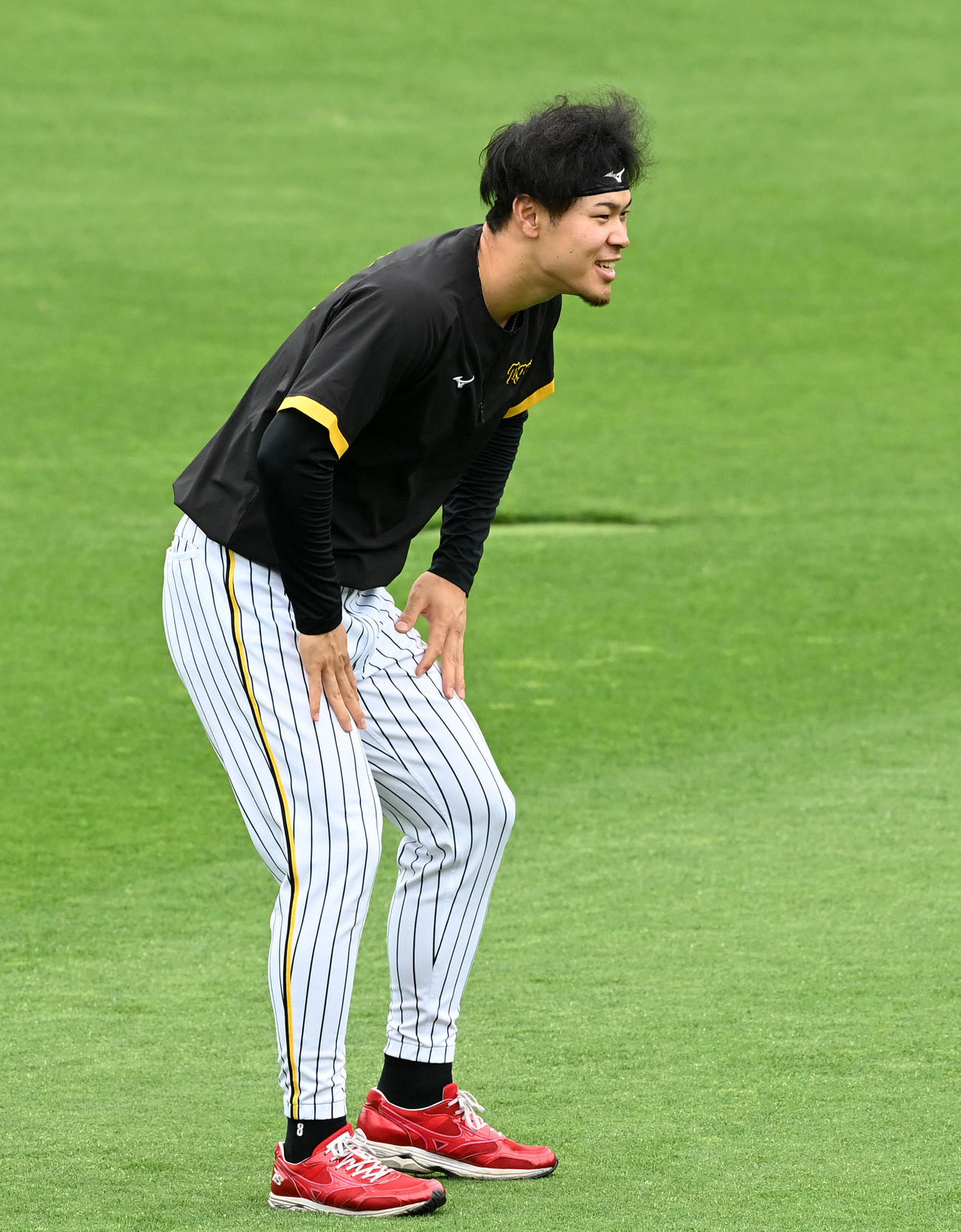阪神対オリックス　笑顔で練習を行う阪神佐藤輝（撮影・前岡正明）
