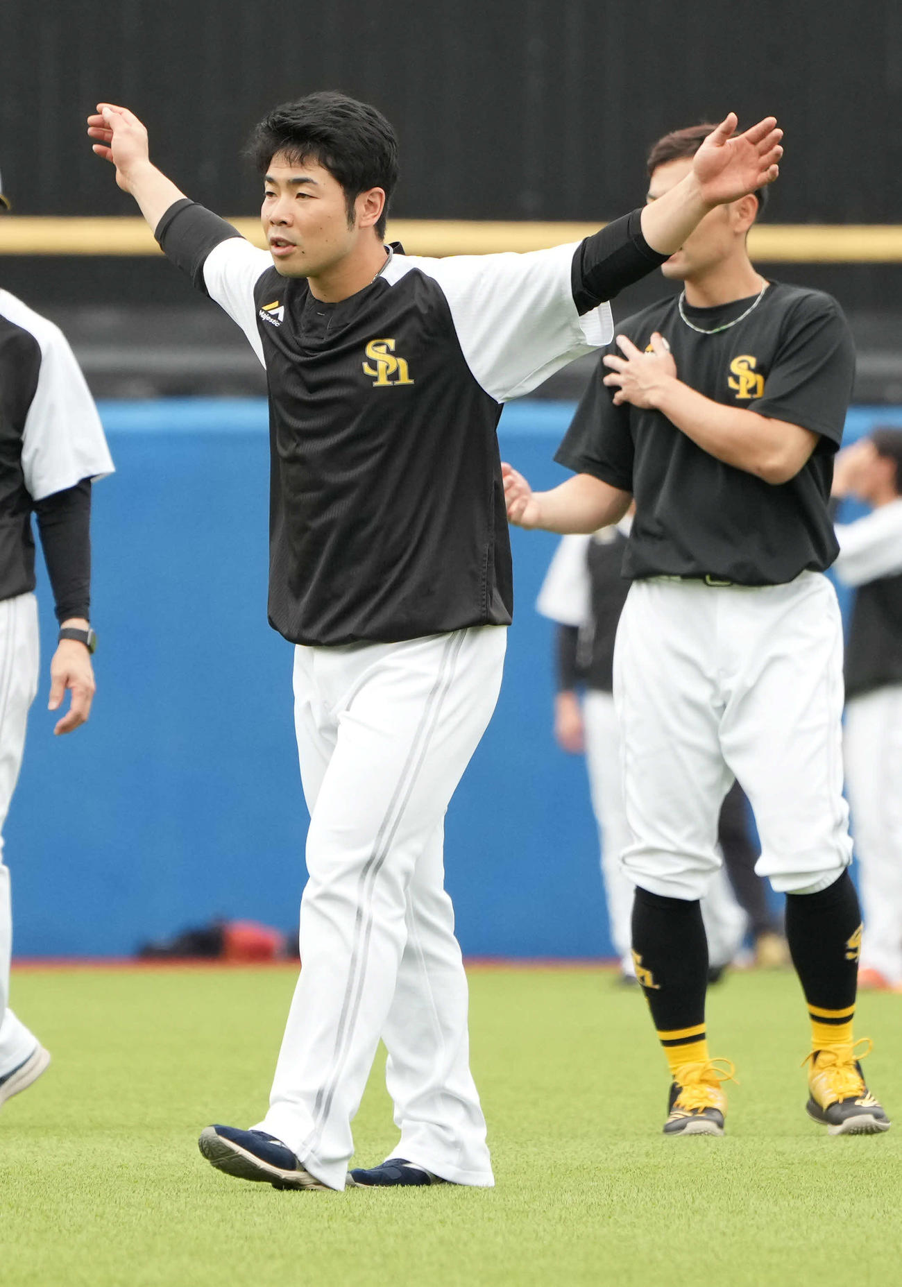 ヤクルト対ソフトバンク　試合前の練習に臨むソフトバンク近藤（撮影・小沢裕）
