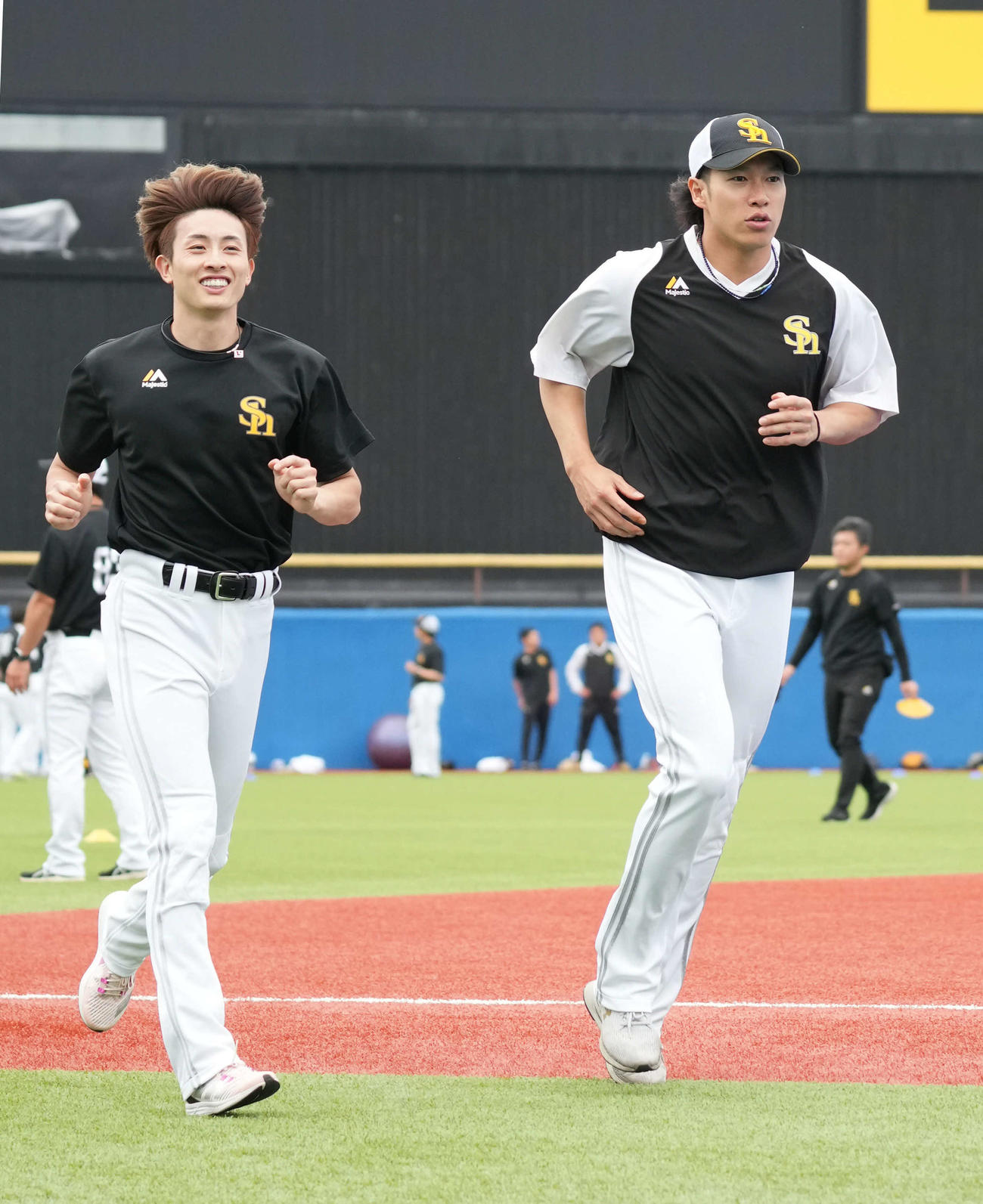 ヤクルト対ソフトバンク　試合前の練習に臨むソフトバンク周東（左）と柳田（撮影・小沢裕）