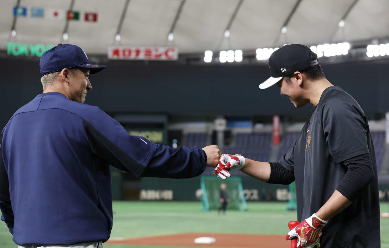 巨人対西武　試合前、グータッチする西武栗山（左）と巨人坂本（撮影・宮地輝）