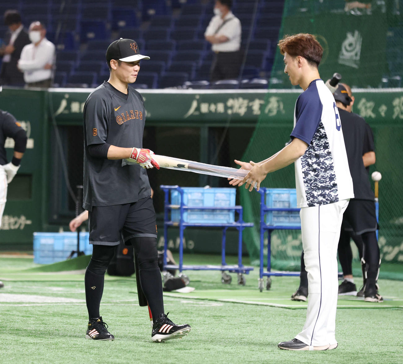 巨人対西武　試合前、西武長谷川（右）にバットをプレゼントする巨人坂本（撮影・宮地輝）