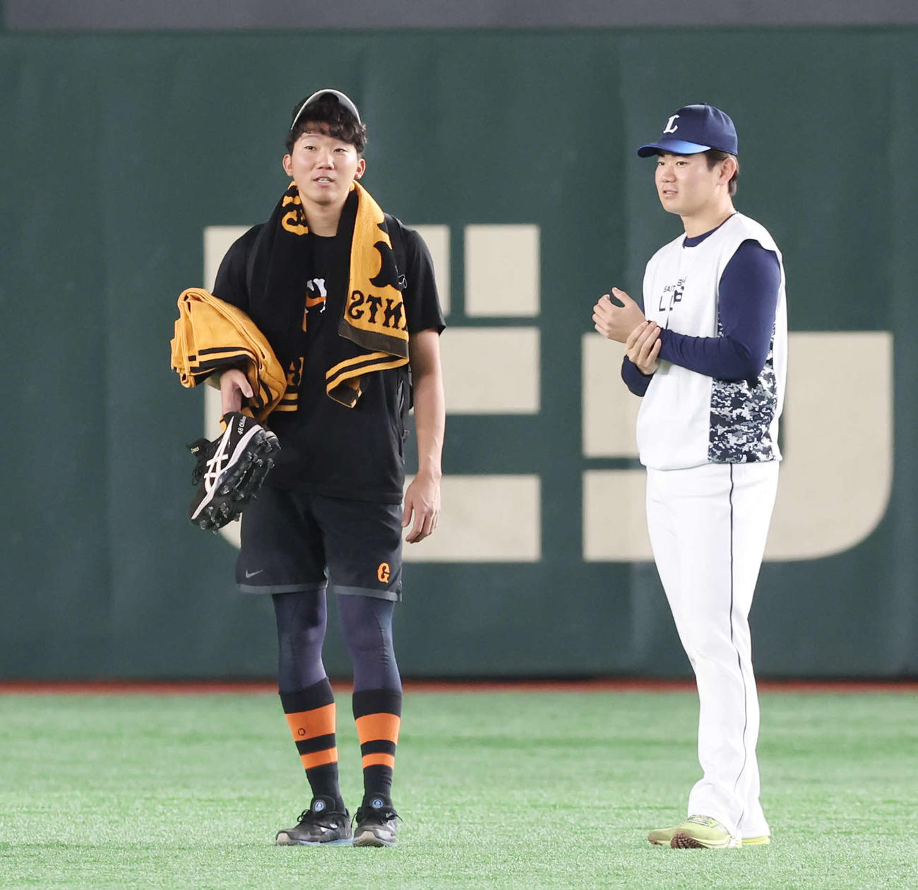 巨人対西武　試合前、会話を交わす巨人田中千（左）と西武青山（撮影・宮地輝）