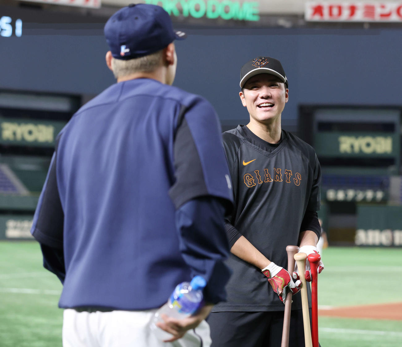 巨人対西武　試合前、西武栗山（手前）と笑顔で話す巨人坂本（撮影・宮地輝）