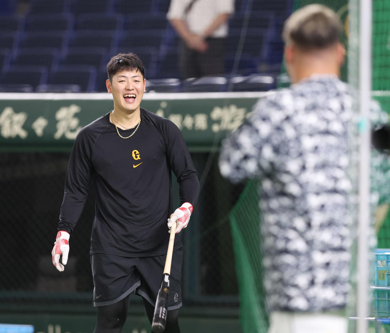 巨人対西武　試合前、西武渡部（手前）と笑顔で話す巨人岡本和（撮影・宮地輝）