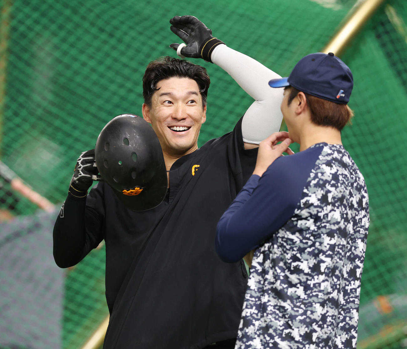 巨人対西武　試合前、西武金子（右）と笑顔で話す巨人梶谷（撮影・宮地輝）