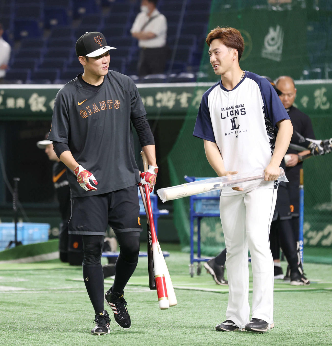 巨人対西武　試合前、巨人坂本（左）からバットをプレゼントされ笑顔の西武長谷川（撮影・宮地輝）
