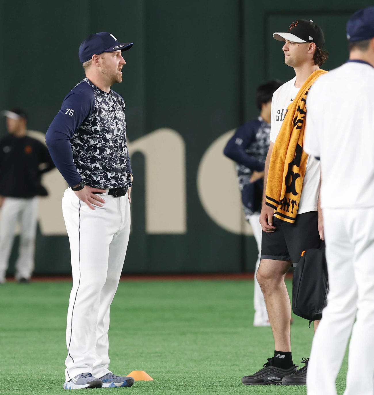 巨人対西武　試合前、会話を交わす西武エンス（左）と巨人ビーディ（撮影・宮地輝）