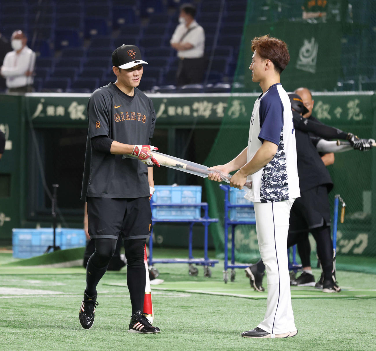 巨人対西武　試合前、西武長谷川（右）にバットをプレゼントする巨人坂本（撮影・宮地輝）