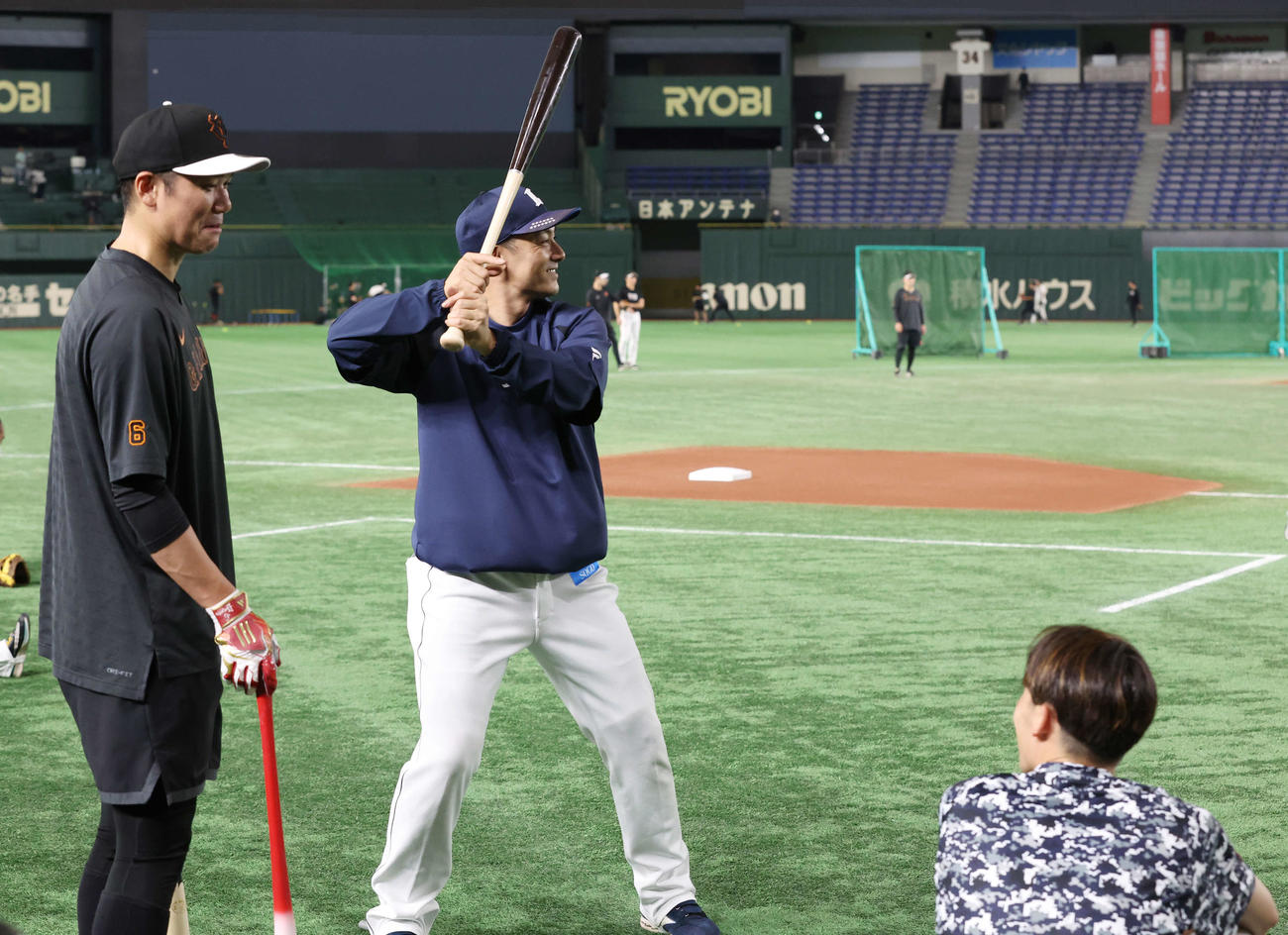 巨人対西武　試合前、談笑する巨人坂本（左）、西武栗山（中央）、源田（撮影・宮地輝）