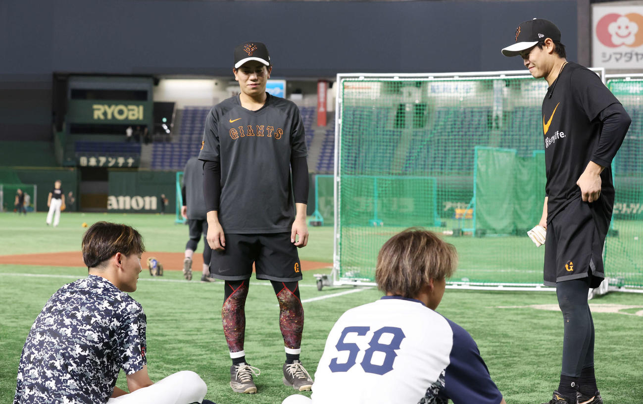 巨人対西武　試合前、西武源田（左）と会話を交わす巨人門脇（中央）と中山（撮影・宮地輝）