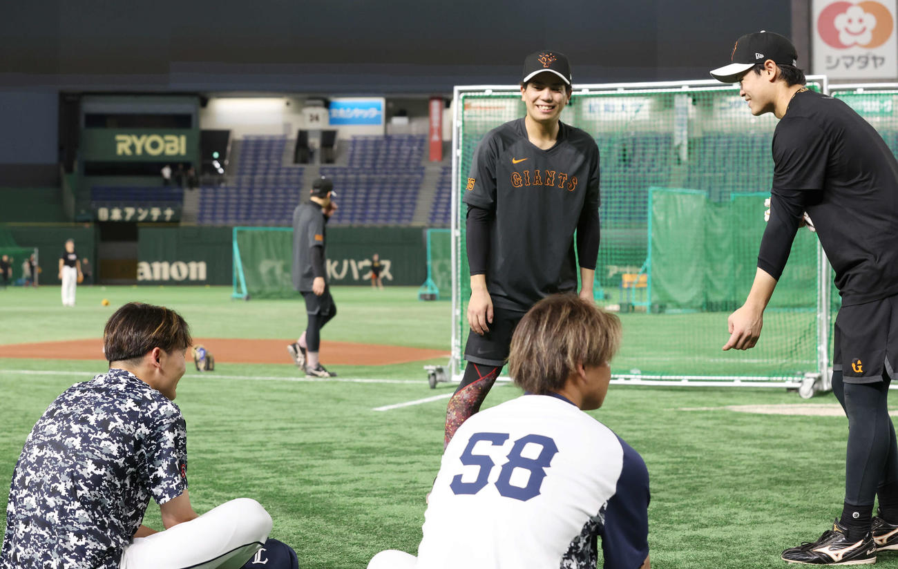 巨人対西武　試合前、西武源田（左）と談笑する巨人門脇（中央）と中山（撮影・宮地輝）