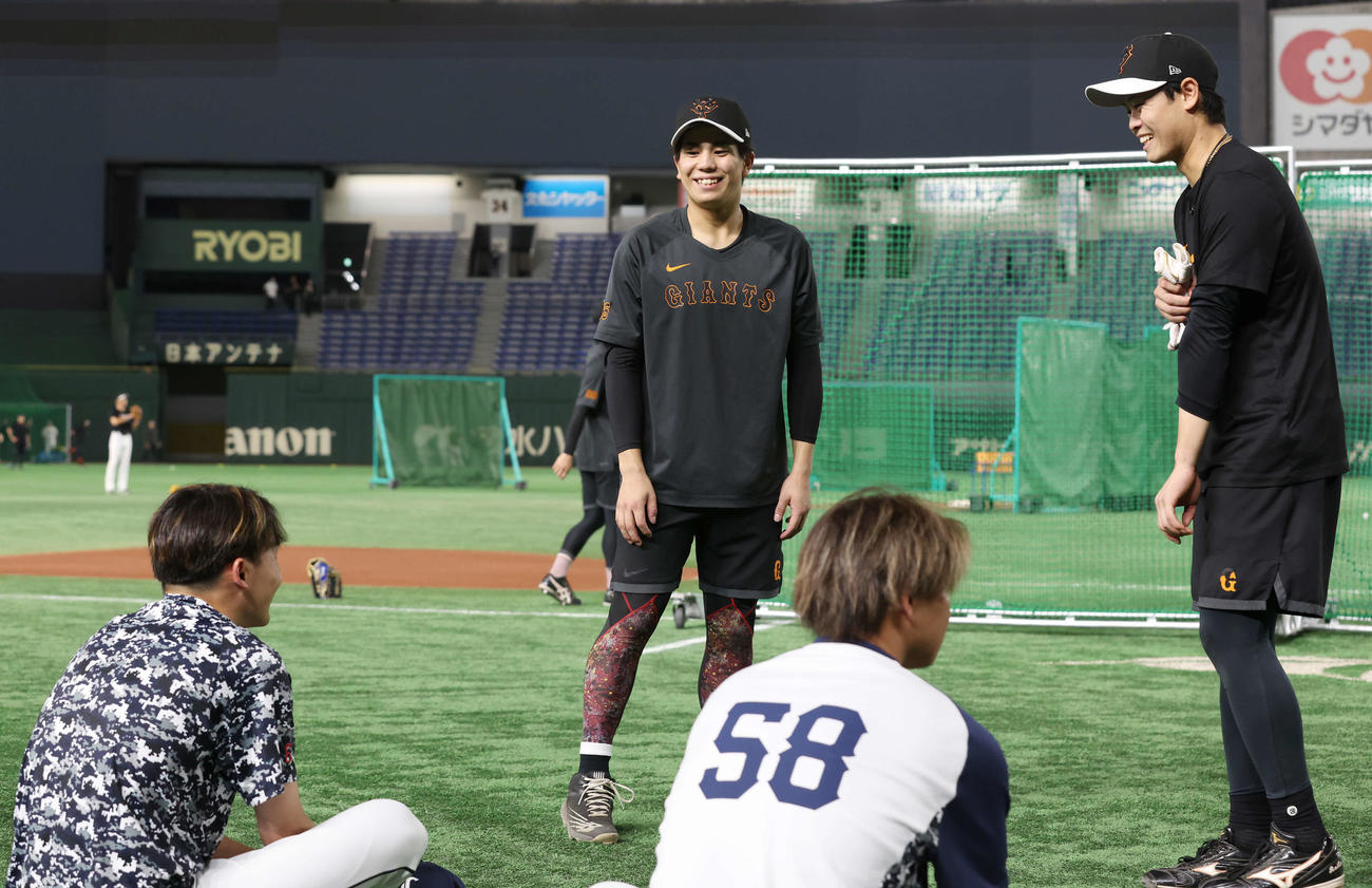 巨人対西武　試合前、西武源田（左）と談笑する巨人門脇（中央）と中山（撮影・宮地輝）