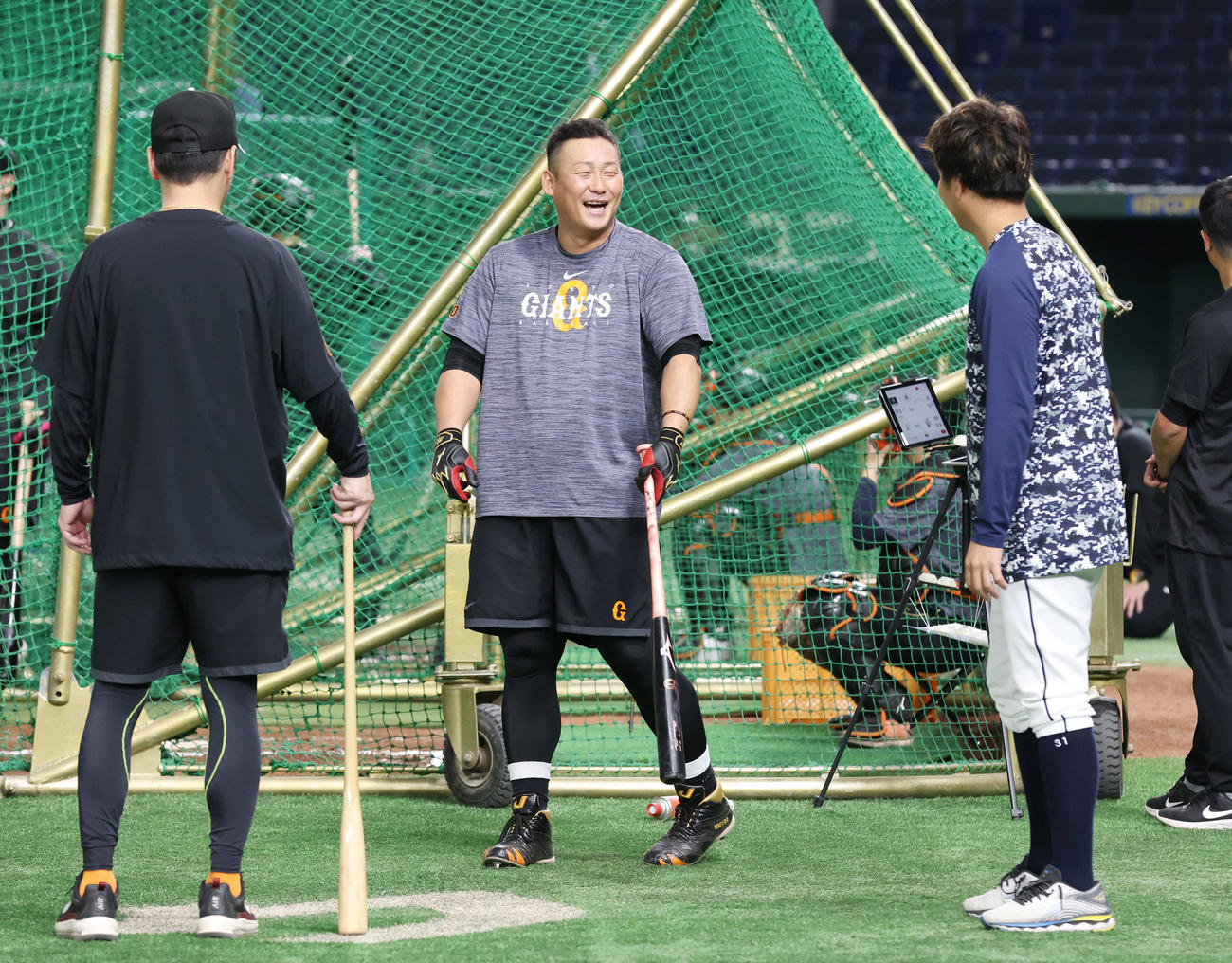 巨人対西武　試合前、西武平沼（右）と談笑する巨人中田翔（撮影・宮地輝）
