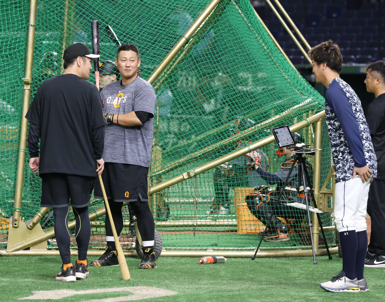 巨人対西武　試合前、巨人元木作戦兼内野守備コーチ（左）と中田翔（中央）にあいさつする西武平沼（撮影・宮地輝）