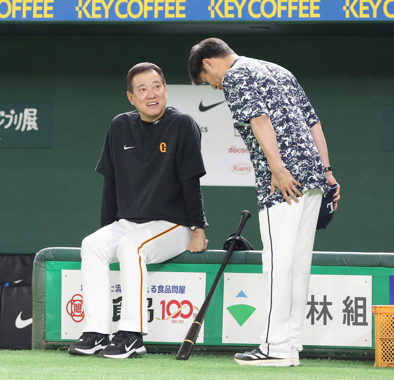 巨人対西武　試合前、あいさつを交わす巨人原監督（左）と西武平石ヘッドコーチ（撮影・宮地輝）