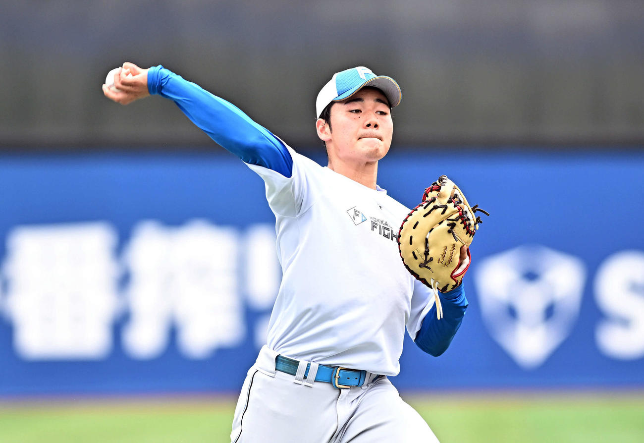 DeNA対日本ハム　試合前練習でキャッチボールする日本ハム清宮（撮影・滝沢徹郎）