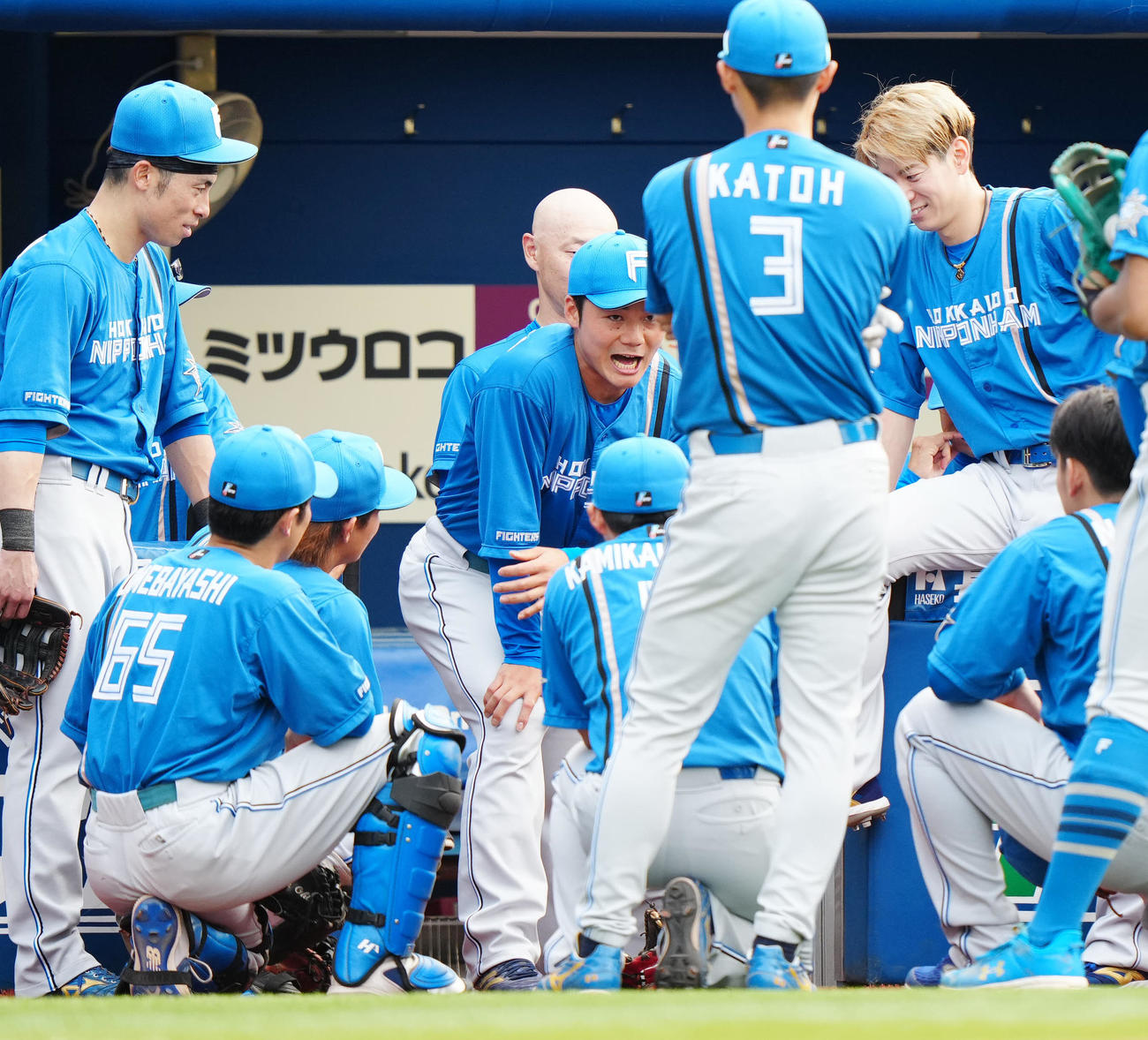 DeNA対日本ハム　試合前の円陣で声出しする日本ハム清宮（中央）（撮影・江口和貴）