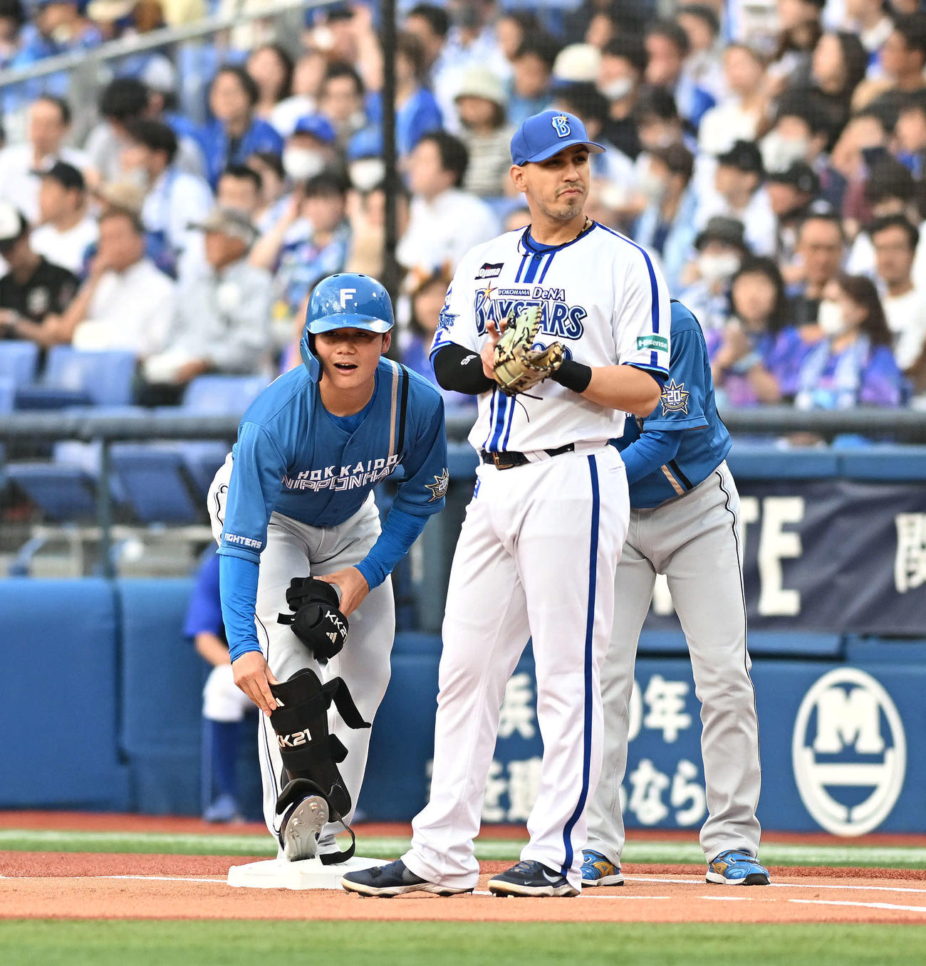 DeNA対日本ハム　1回表日本ハム1死、右前打を放った清宮（左）。一塁手ネソト（撮影・滝沢徹郎）