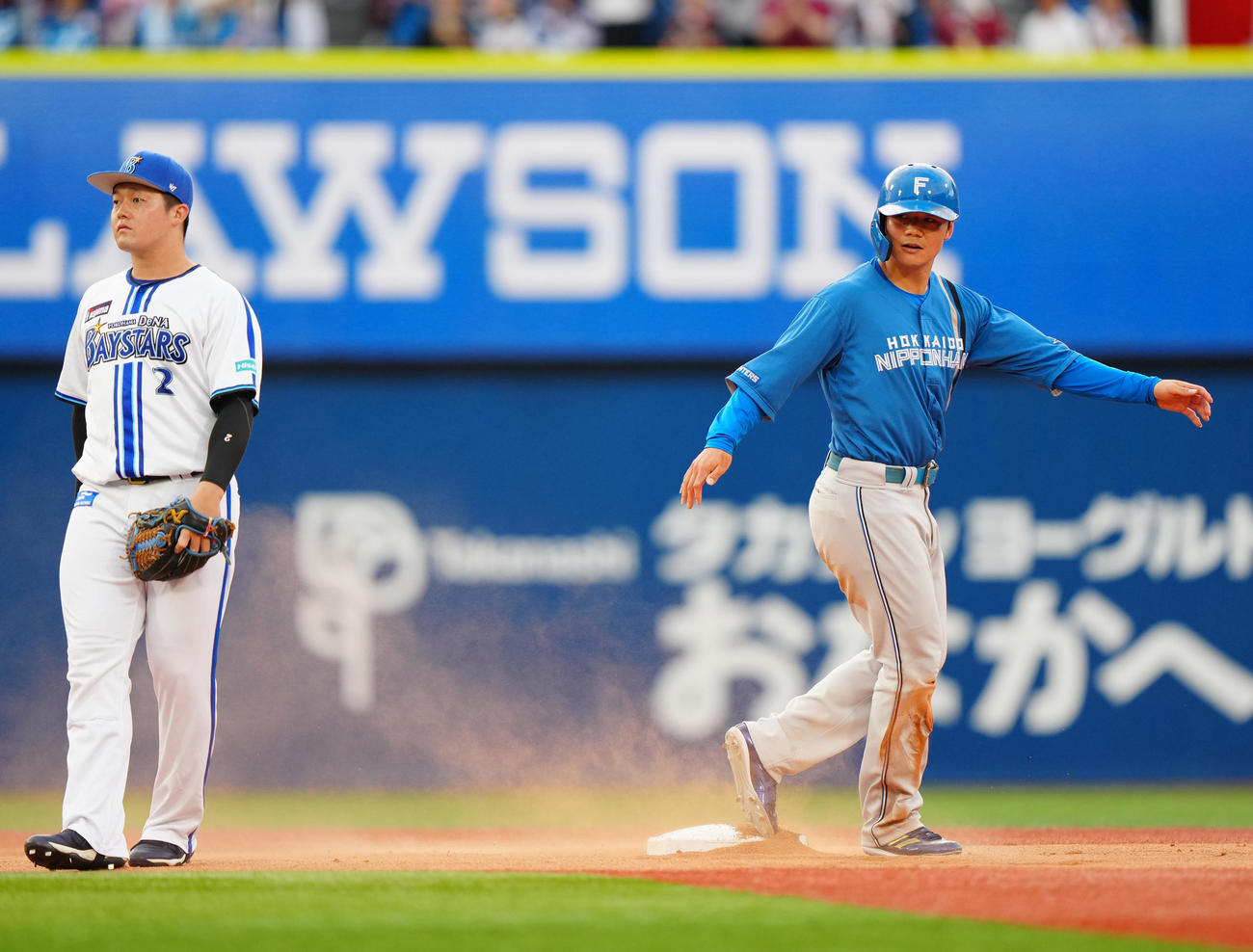 DeNA対日本ハム　1回表日本ハム2死一塁、二塁盗塁を決めた清宮。左は二塁手牧（撮影・江口和貴）