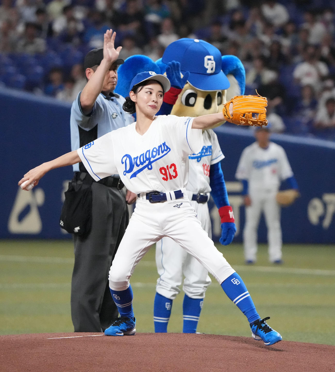 中日対ロッテ　試合前、始球式を行う田中愛梨（撮影・森本幸一）