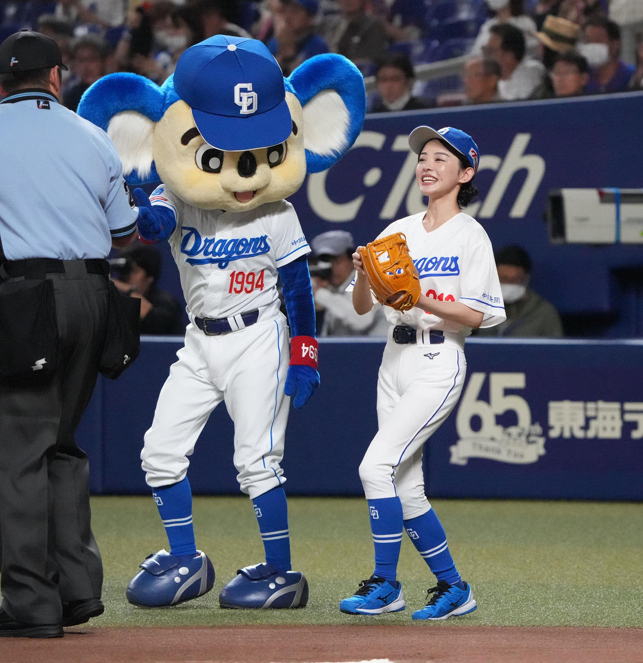 中日対ロッテ　試合前、始球式を行う田中愛梨（撮影・森本幸一）