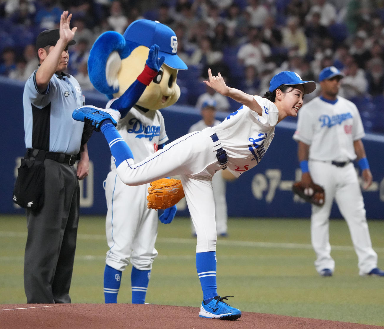 中日対ロッテ　試合前、始球式を行う田中愛梨（撮影・森本幸一）