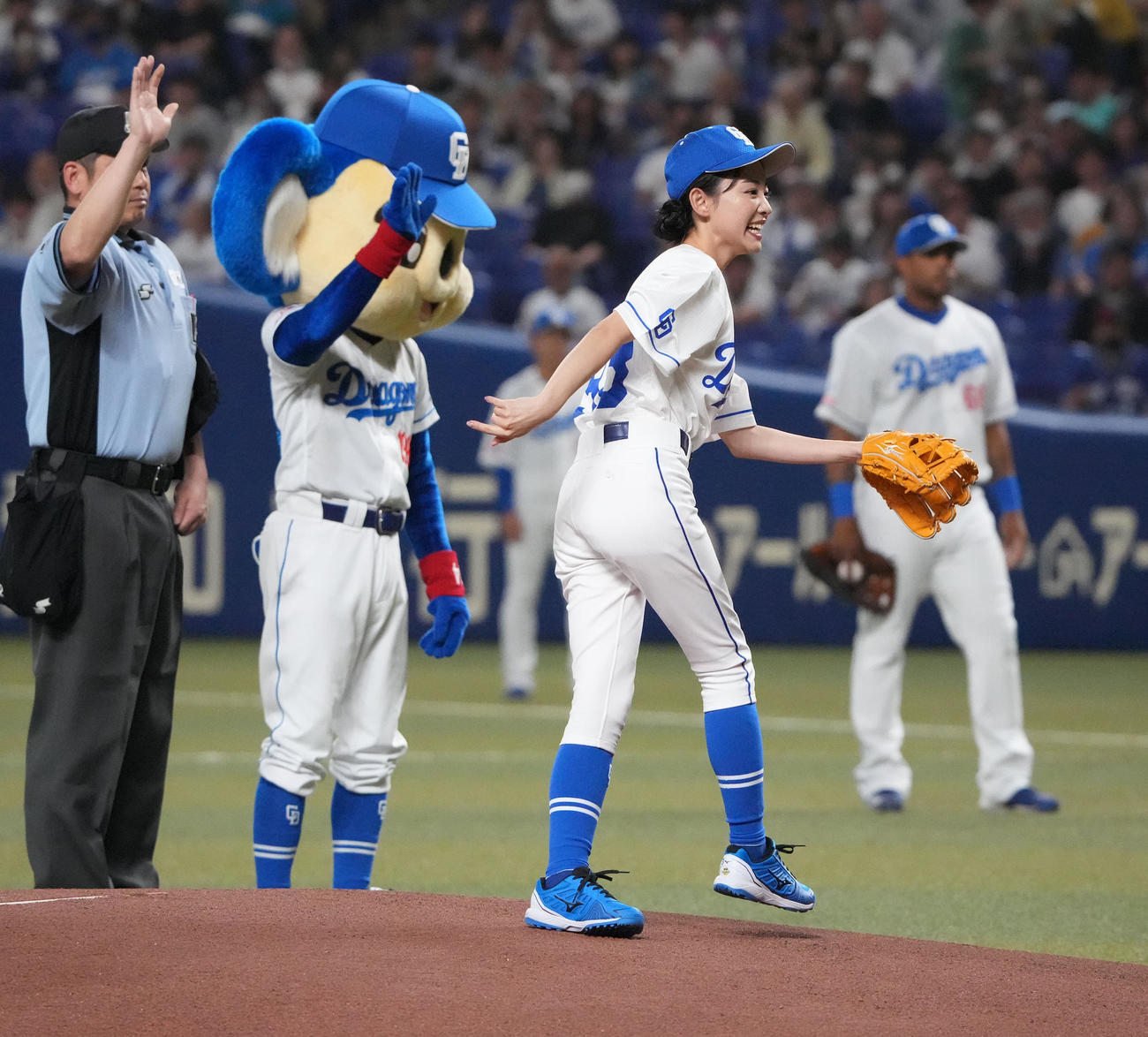 中日対ロッテ　試合前、始球式を行う田中愛梨（撮影・森本幸一）