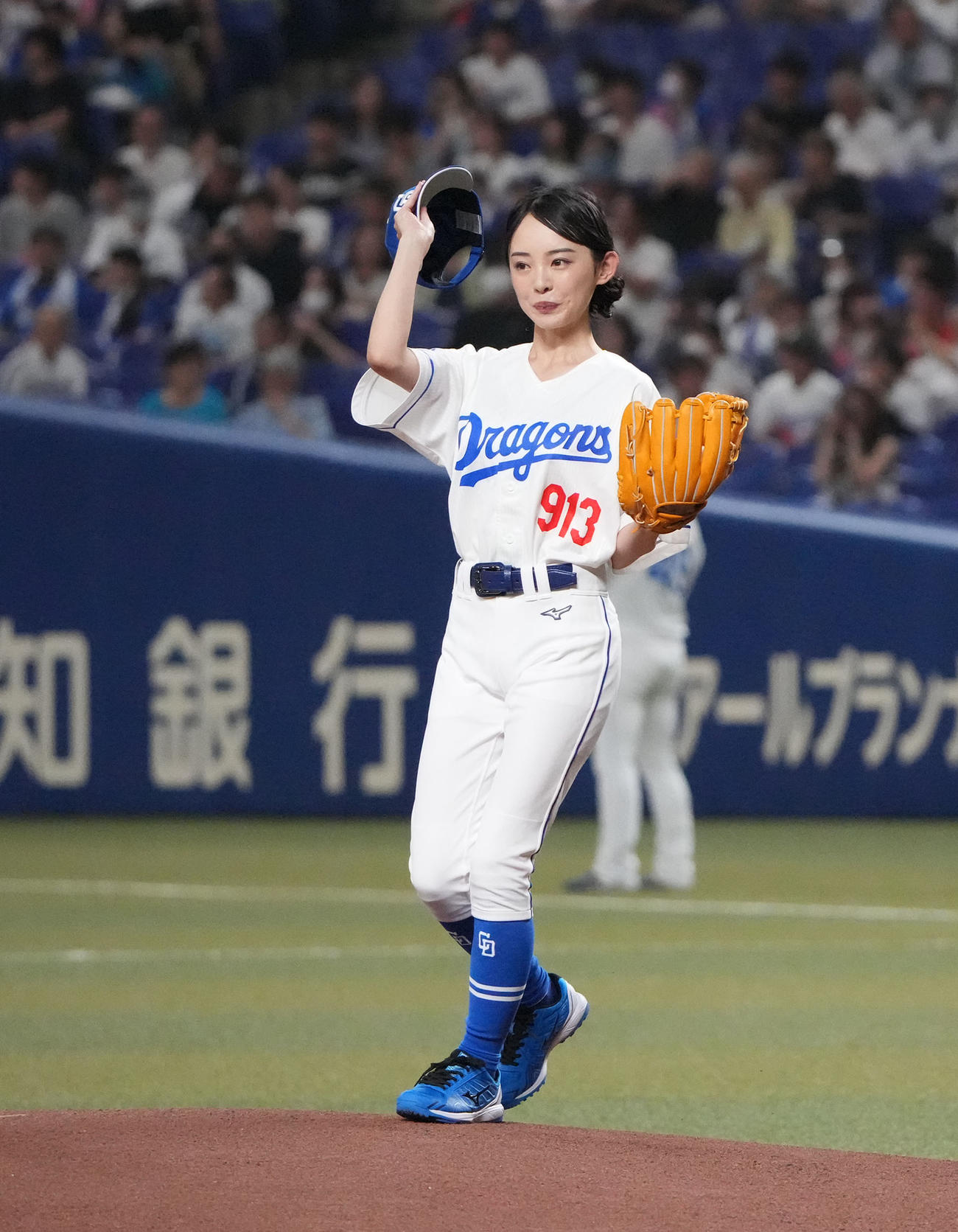 中日対ロッテ　試合前、始球式を行う田中愛梨（撮影・森本幸一）