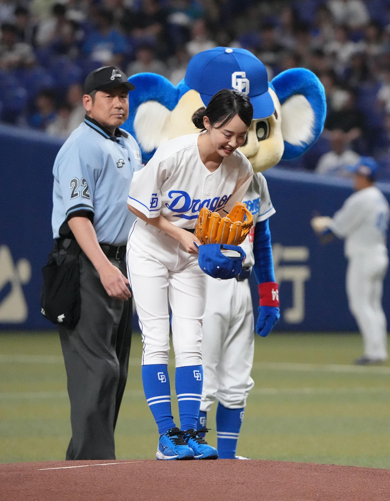 中日対ロッテ　試合前、始球式を行う田中愛梨（撮影・森本幸一）
