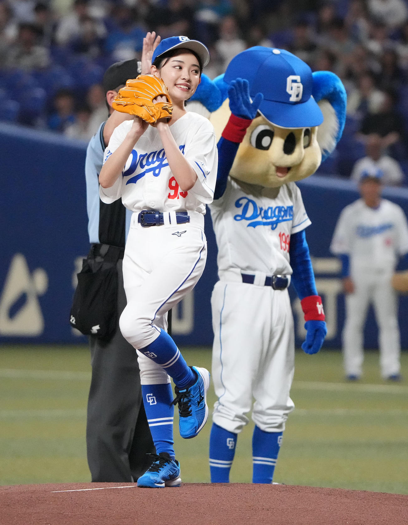 中日対ロッテ　試合前、始球式を行う田中愛梨（撮影・森本幸一）