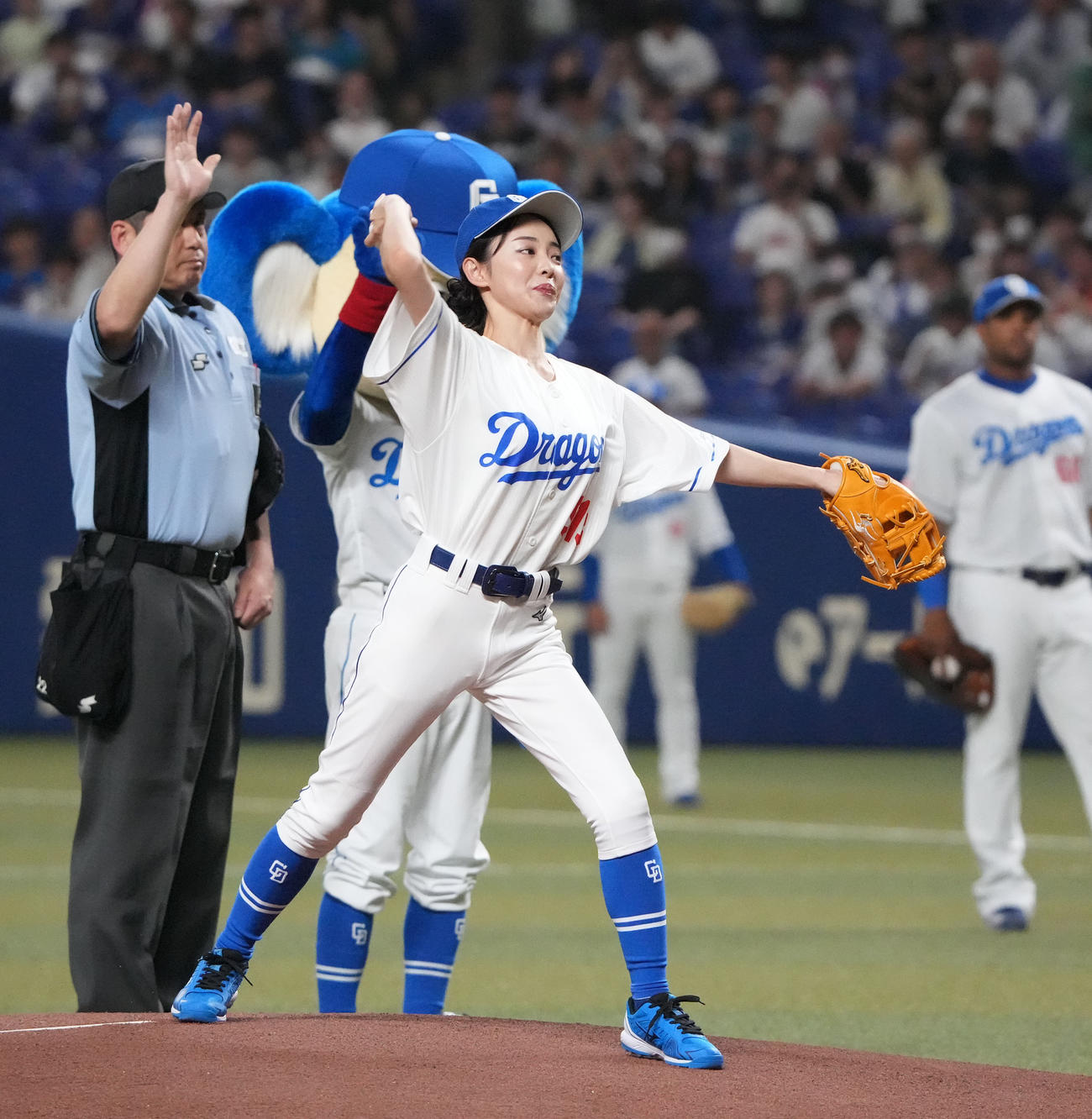 中日対ロッテ　試合前、始球式を行う田中愛梨（撮影・森本幸一）