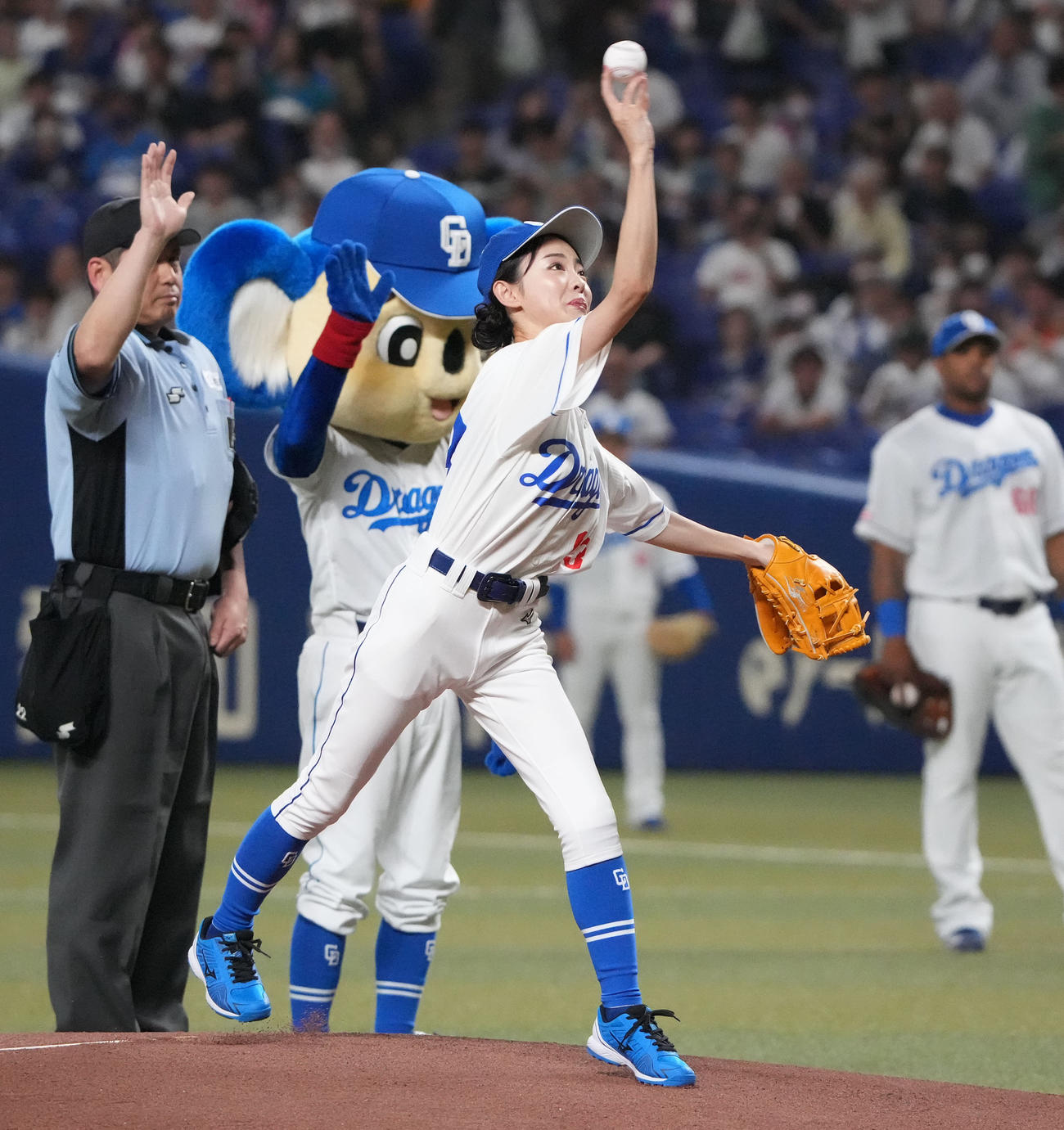 中日対ロッテ　試合前、始球式を行う田中愛梨（撮影・森本幸一）