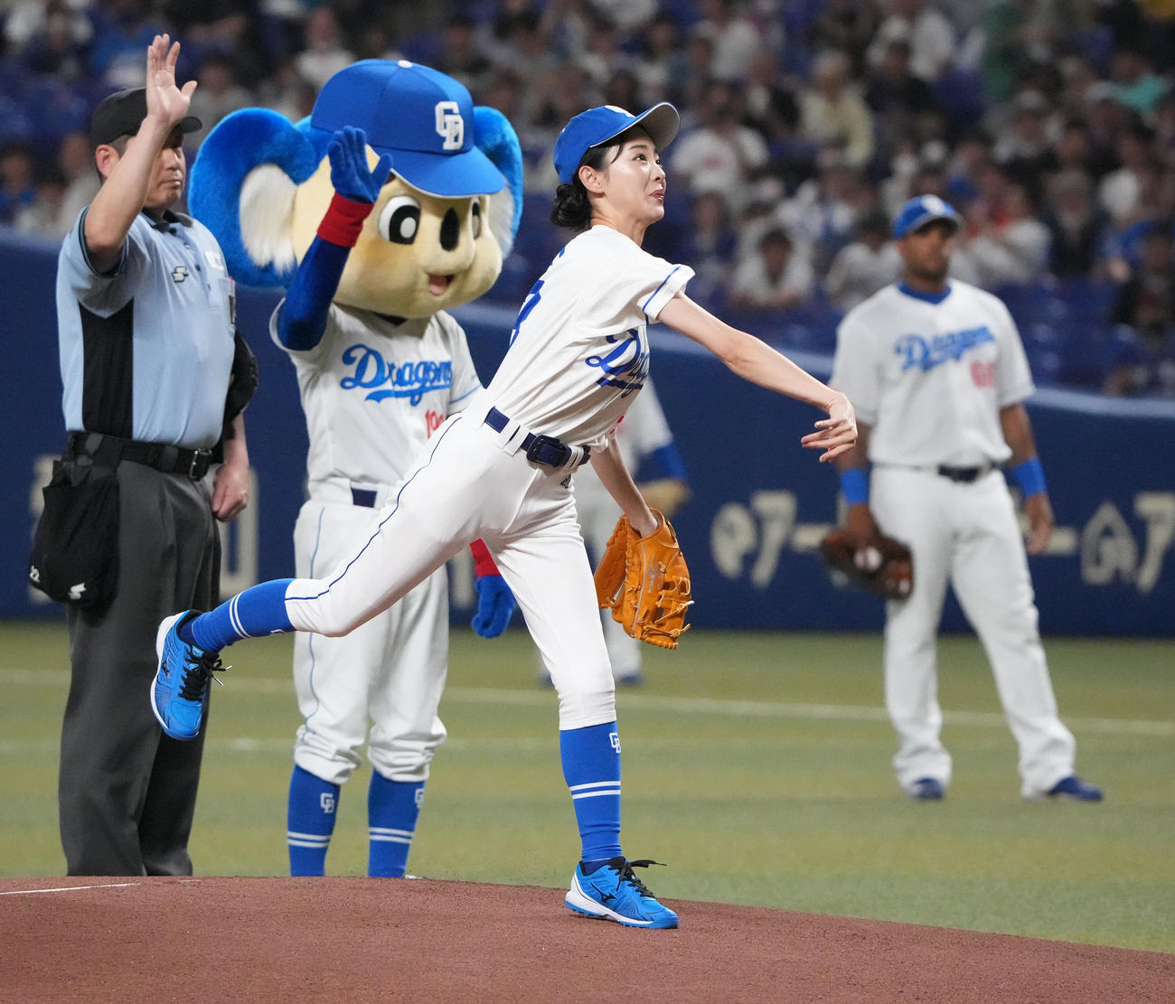 中日対ロッテ　試合前、始球式を行う田中愛梨（撮影・森本幸一）