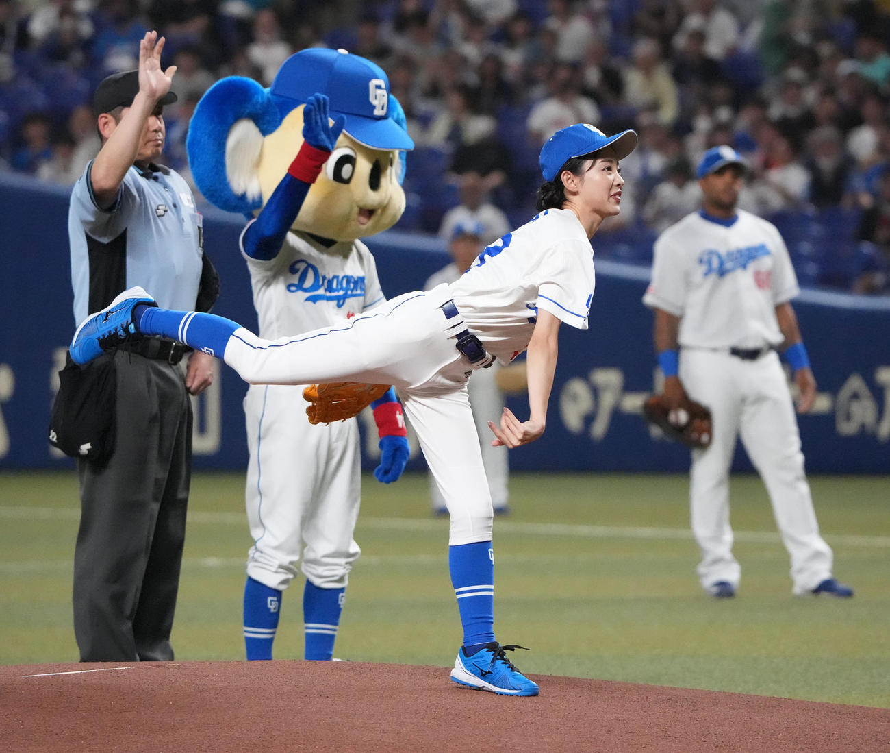 中日対ロッテ　試合前、始球式を行う田中愛梨（撮影・森本幸一）