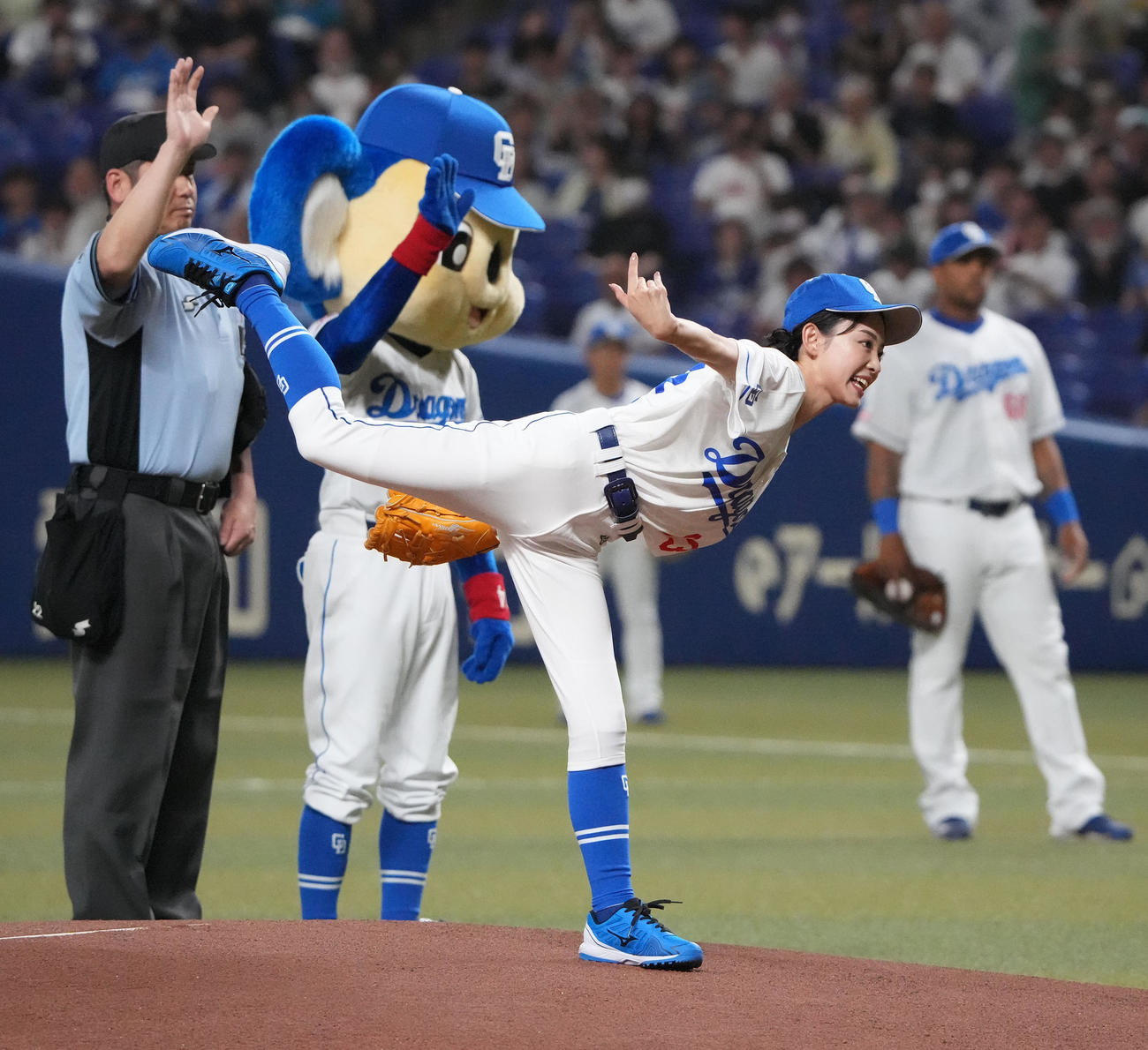 中日対ロッテ　試合前、始球式を行う田中愛梨（撮影・森本幸一）