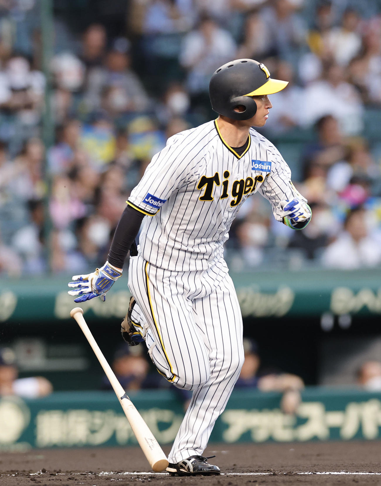 阪神対オリックス　1回裏阪神無死、近本が中前安打を放つ（撮影・藤尾明華）