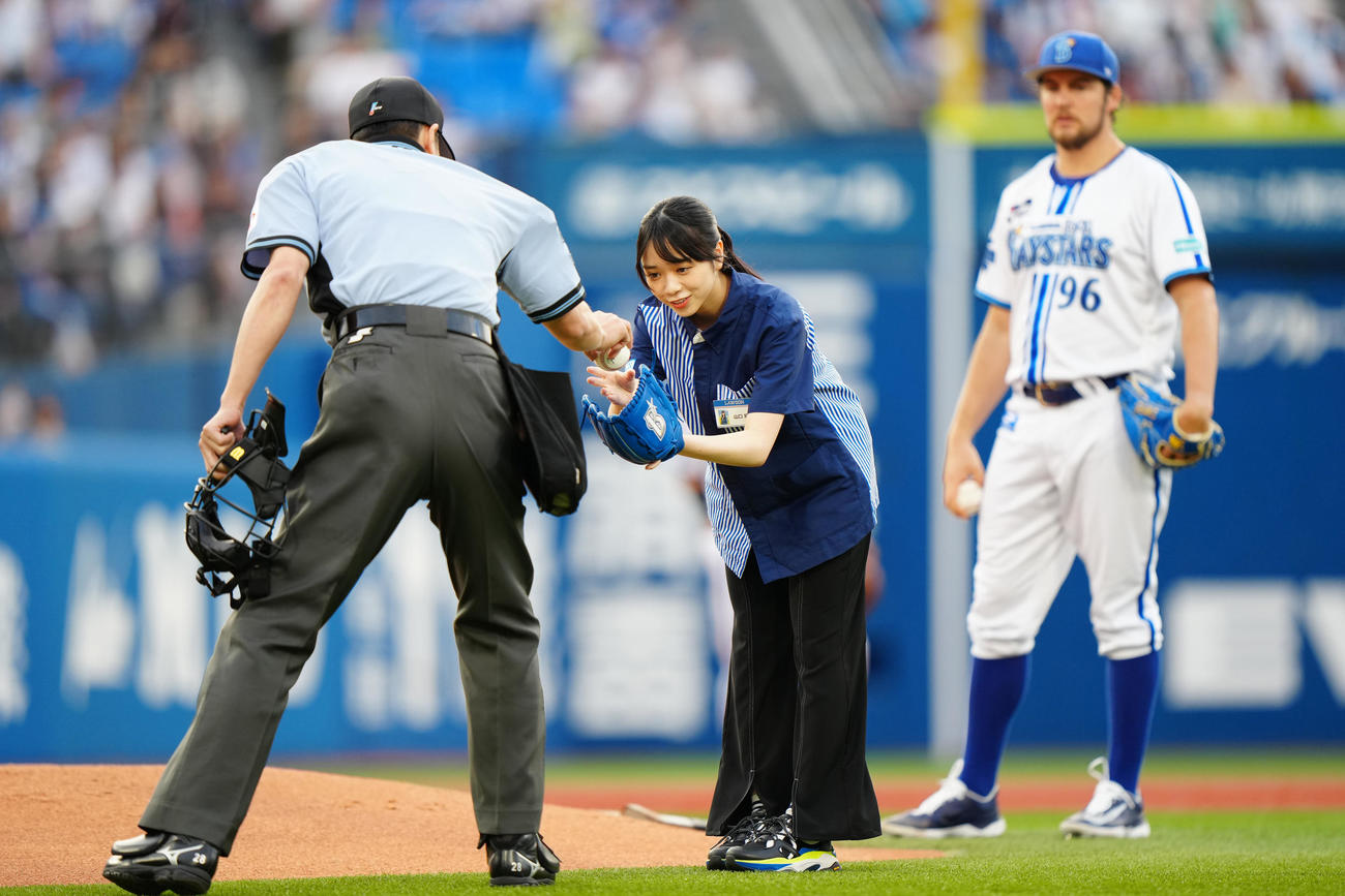 DeNA対日本ハム　試合前、始球式に臨む日向坂46の山口陽世（撮影・江口和貴）