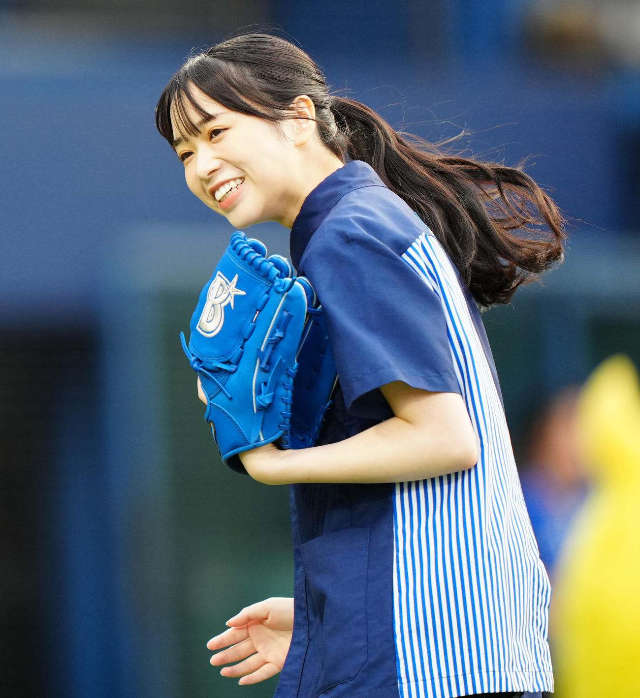 DeNA対日本ハム　試合前、始球式に臨んだ日向坂46の山口陽世（撮影・江口和貴）