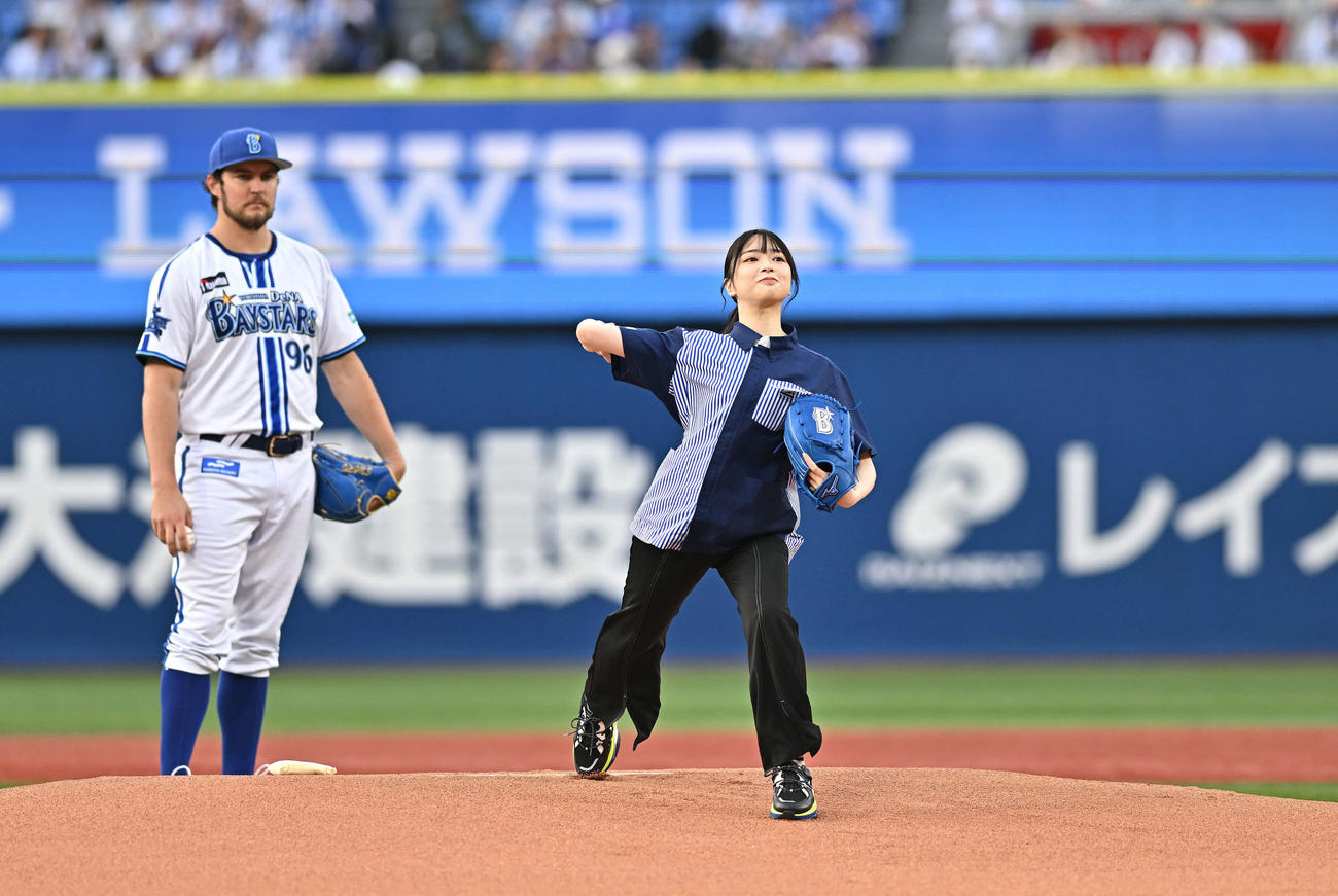 DeNA対日本ハム　始球式で投球する日向坂46の山口陽世。後方はDeNAバウアー（撮影・滝沢徹郎）