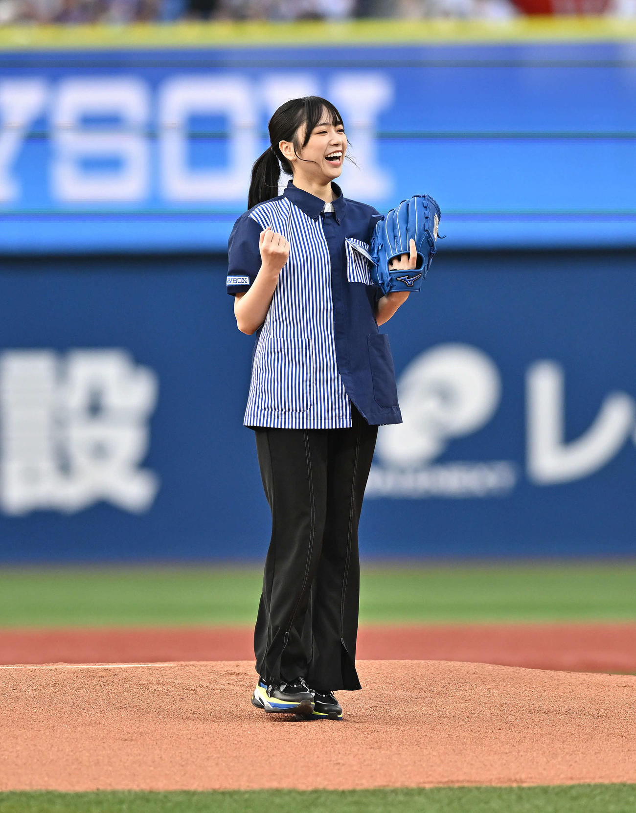 DeNA対日本ハム　始球式の投球を終え笑顔の日向坂46の山口陽世（撮影・滝沢徹郎）