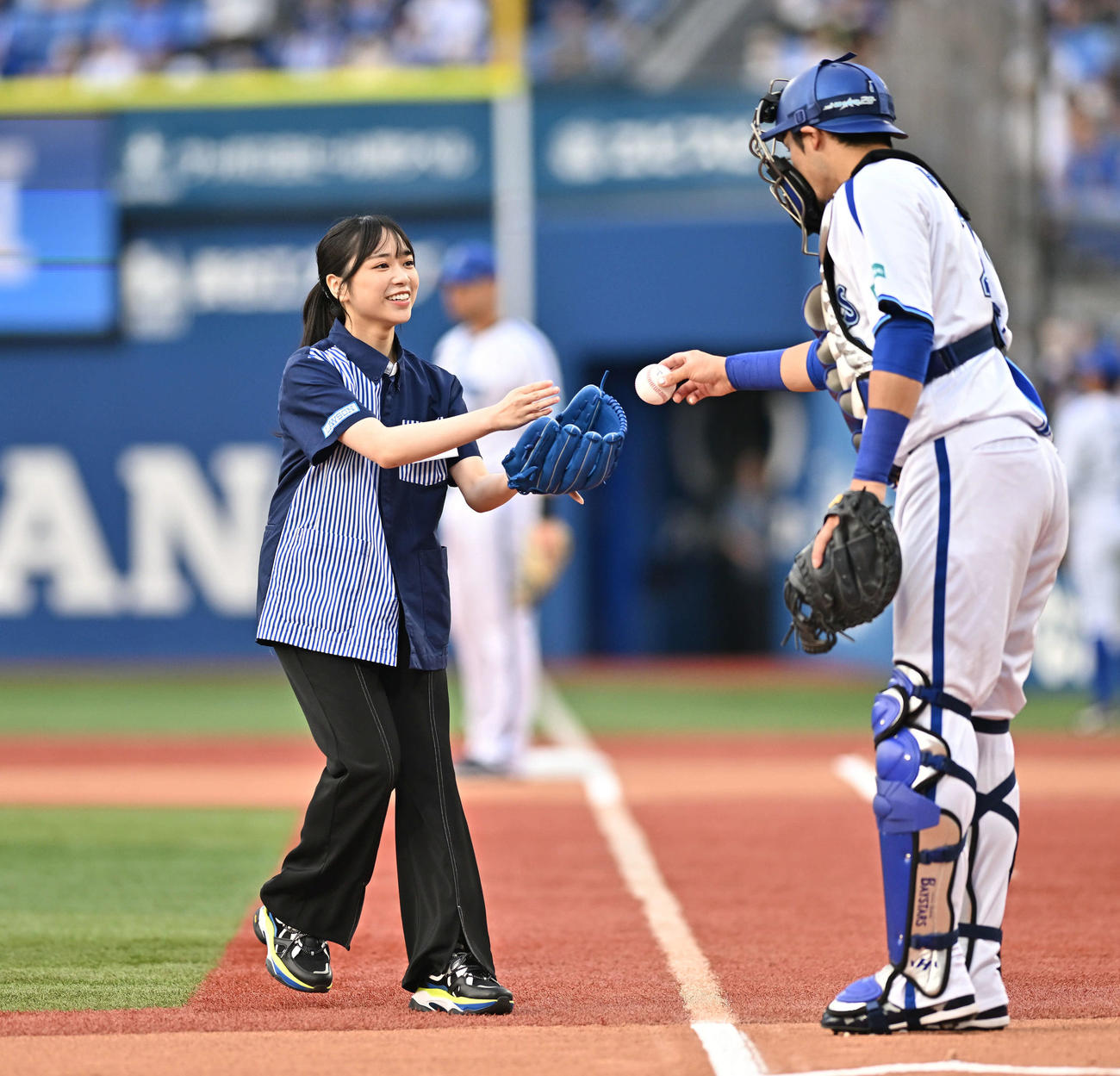 DeNA対日本ハム　始球式の投球を終え笑顔の日向坂46の山口陽世（左）（撮影・滝沢徹郎）