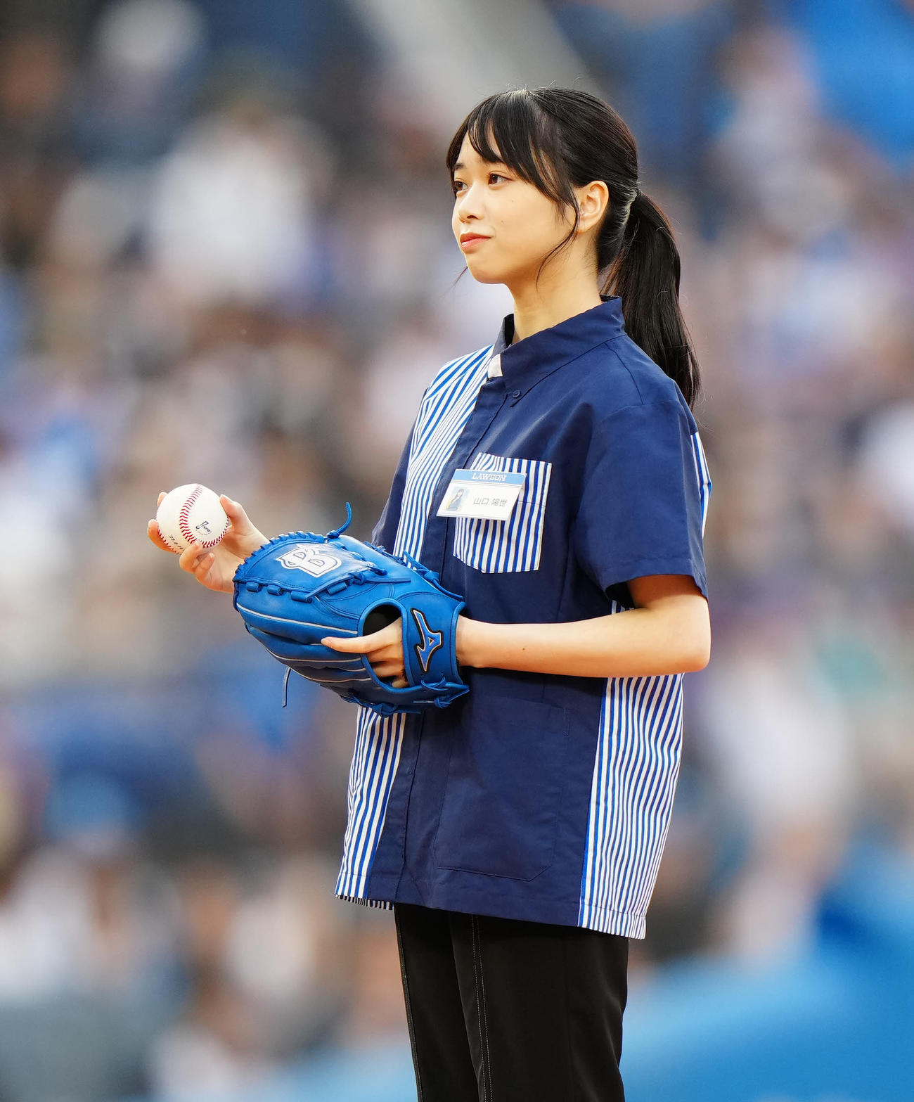 DeNA対日本ハム　試合前、始球式に臨む日向坂46の山口陽世（撮影・江口和貴）