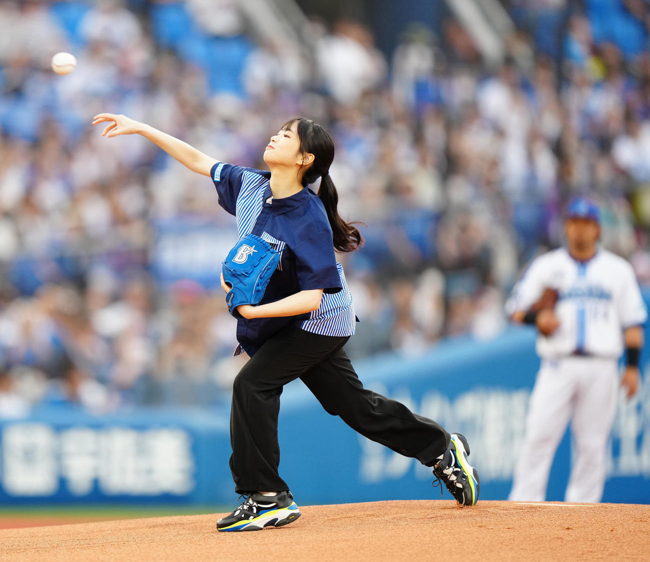 DeNA対日本ハム　試合前、始球式に臨む日向坂46の山口陽世（撮影・江口和貴）