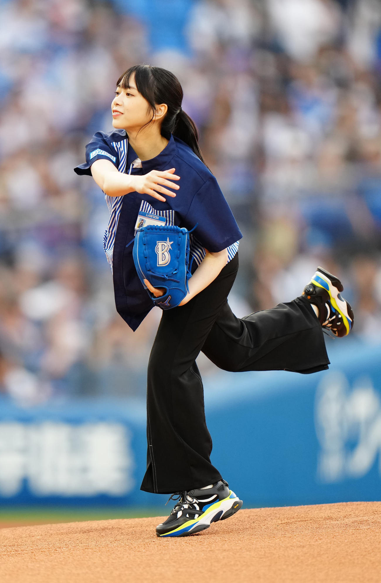 DeNA対日本ハム　試合前、始球式に臨む日向坂46の山口陽世（撮影・江口和貴）