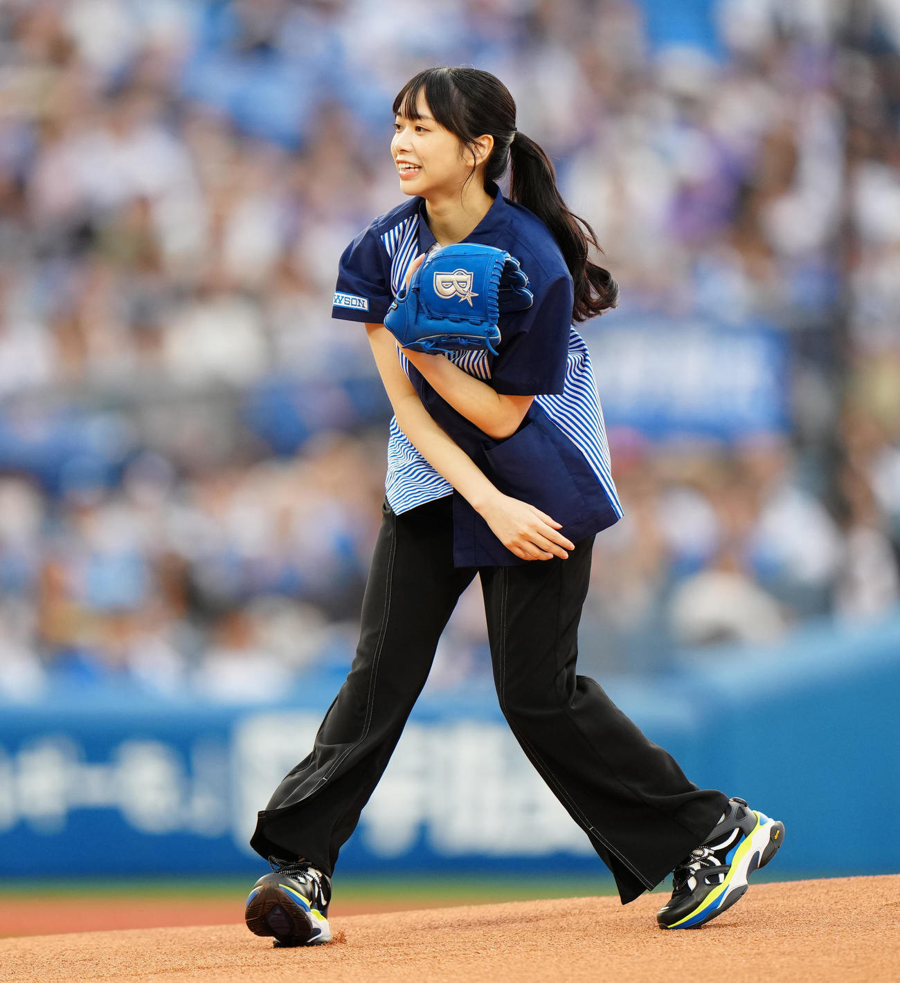 DeNA対日本ハム　試合前、始球式に臨む日向坂46の山口陽世（撮影・江口和貴）
