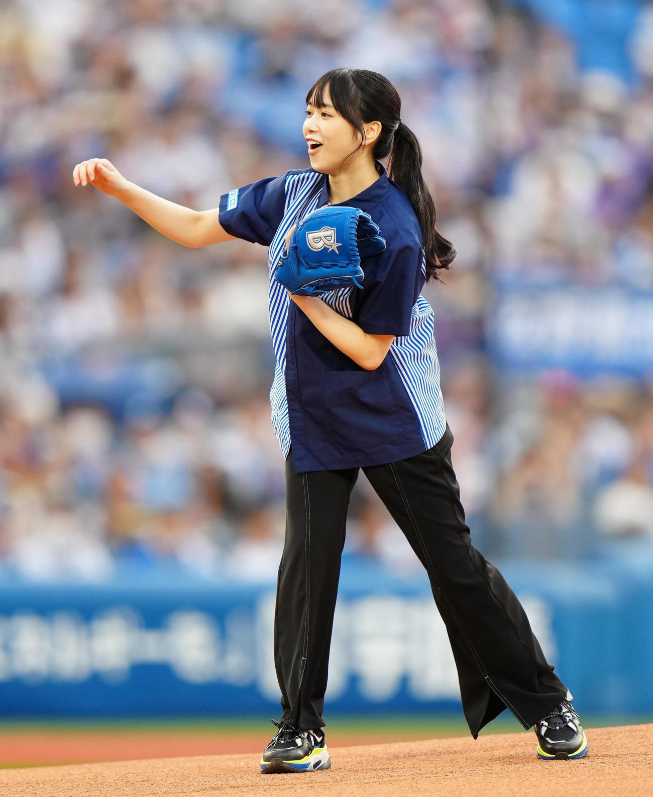 DeNA対日本ハム　試合前、始球式に臨む日向坂46の山口陽世（撮影・江口和貴）