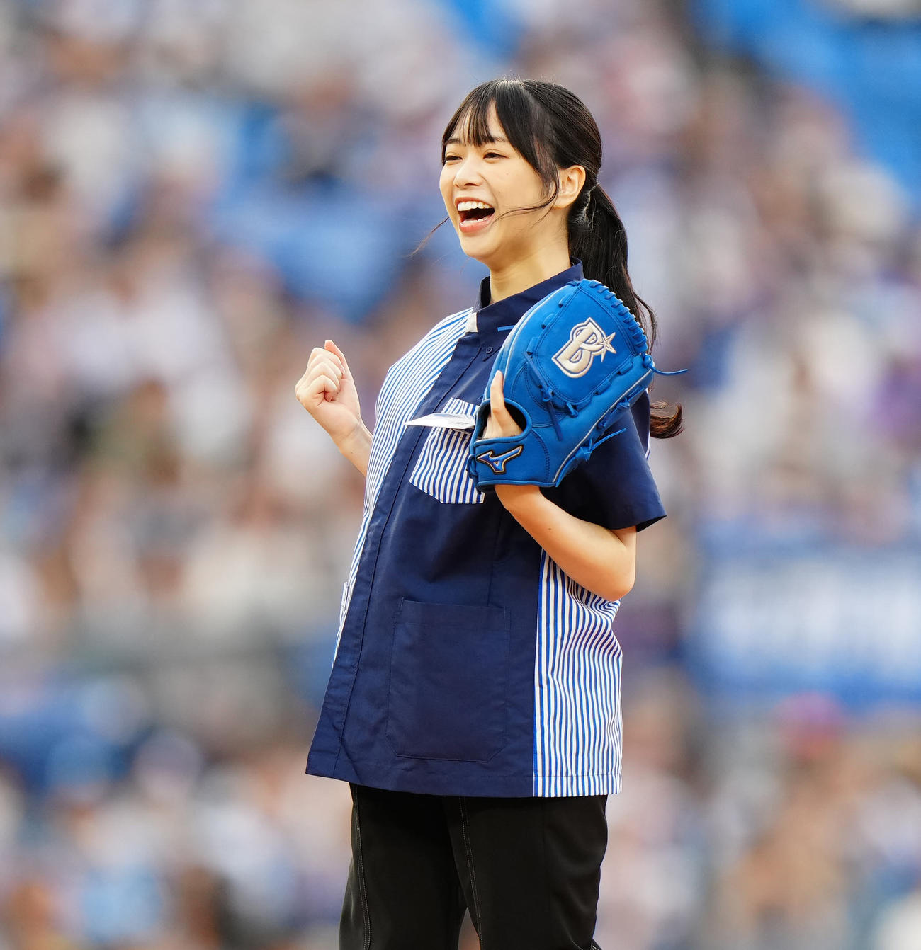 DeNA対日本ハム　試合前、始球式に臨む日向坂46の山口陽世（撮影・江口和貴）