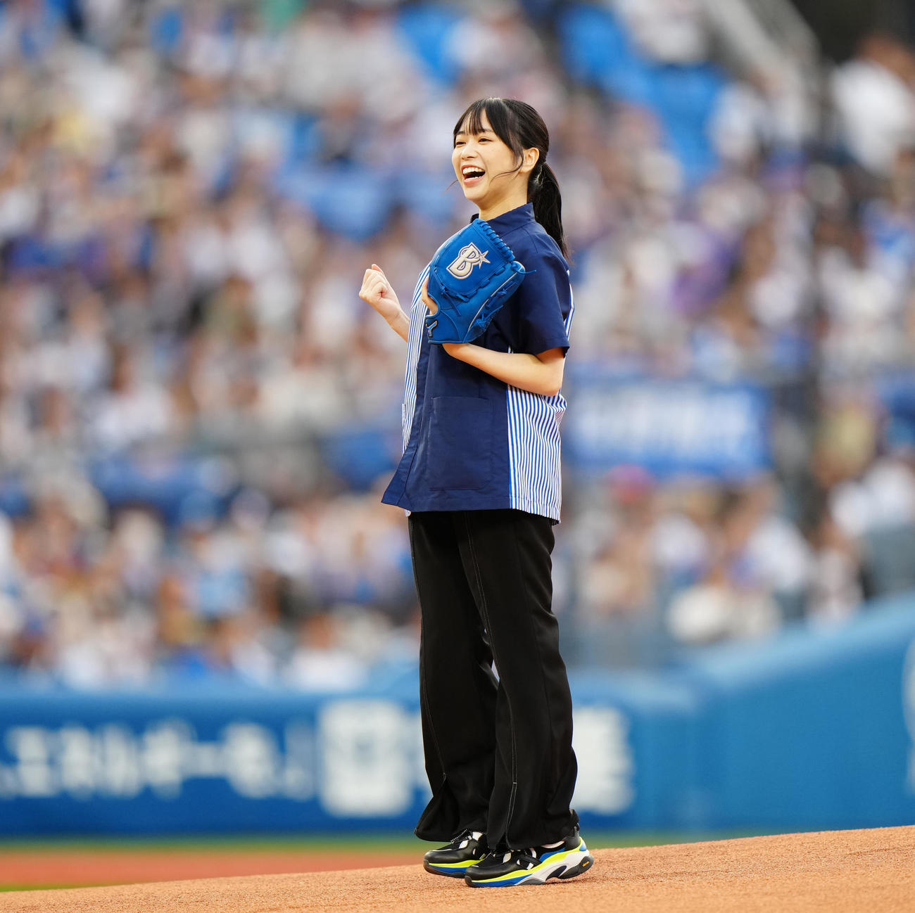 DeNA対日本ハム　試合前、始球式に臨む日向坂46の山口陽世（撮影・江口和貴）