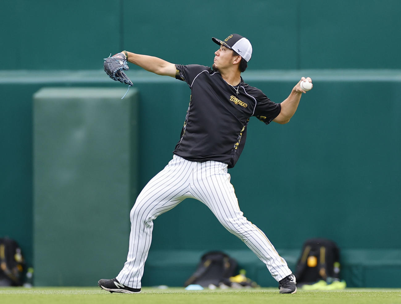 阪神対オリックス　キャッチボールで調整する阪神伊藤将（撮影・藤尾明華）
