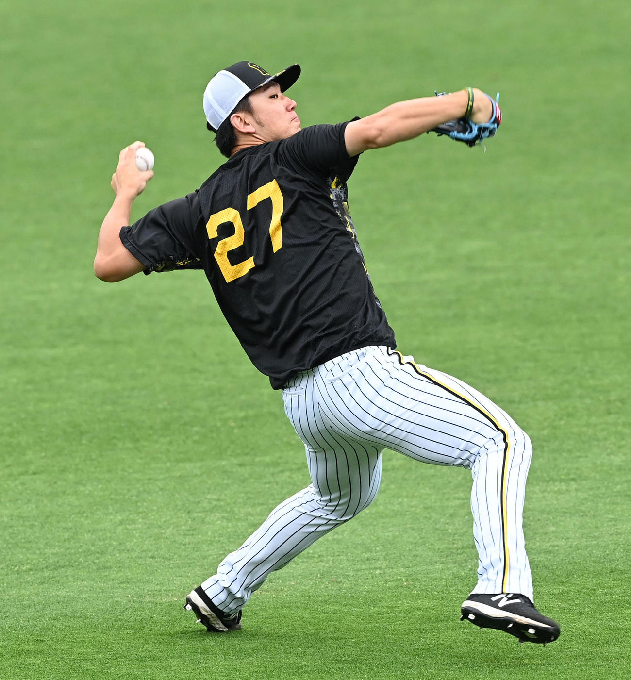 阪神対オリックス　キャッチボールで調整する阪神伊藤将（撮影・前岡正明）